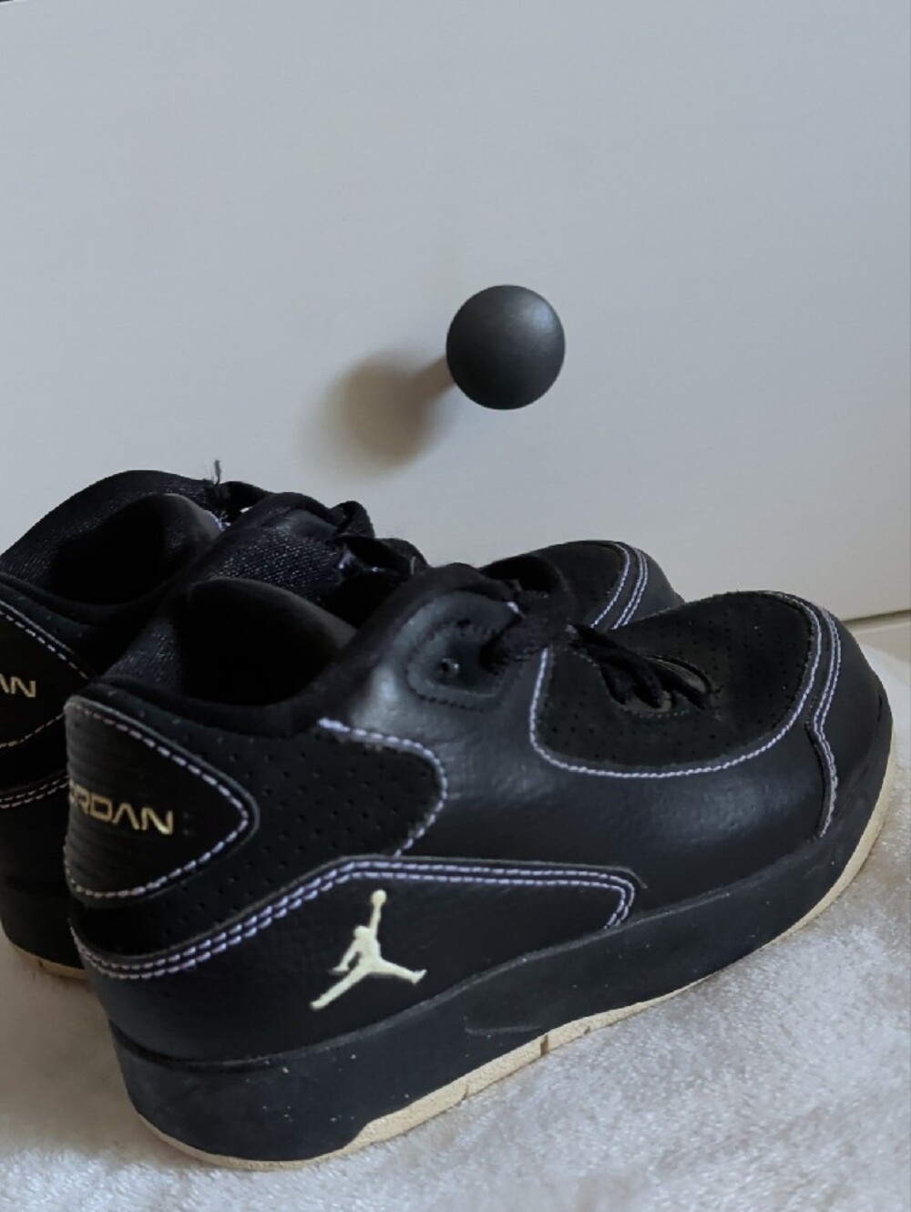 Jordan Kids Black Sneakers Trimmed In White - Picture 9 of 10